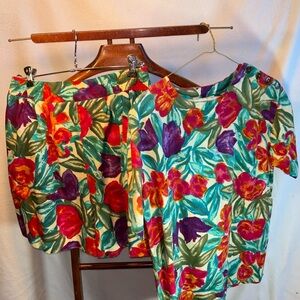 VINTAGE Cristin Stevens 2 Piece floral short sleeve blouse with midsize shorts.
